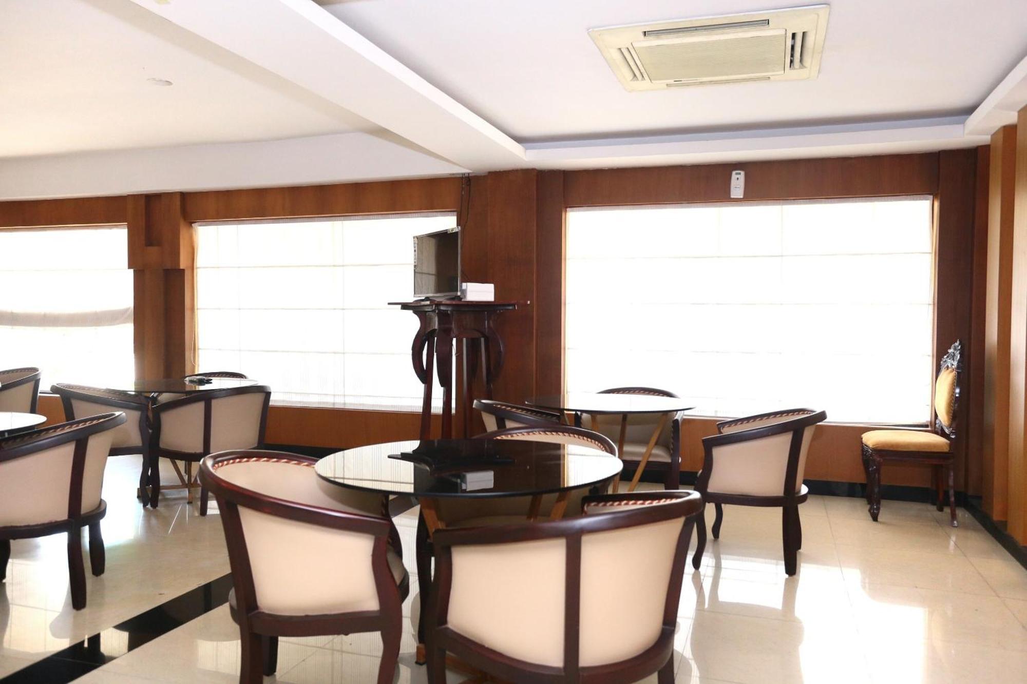 Hotel Super Townhouse Dona Castle à Kollam Extérieur photo