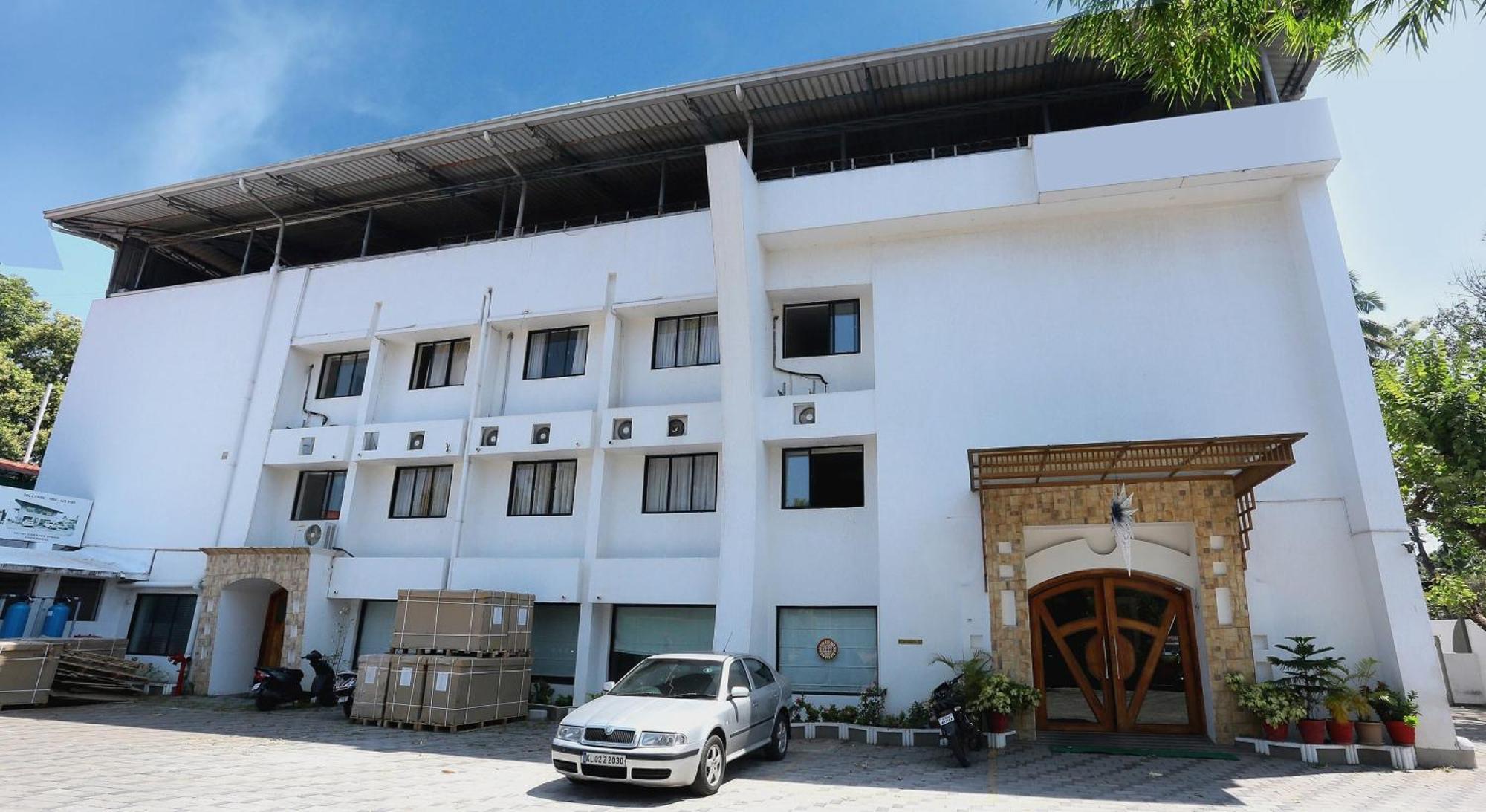 Hotel Super Townhouse Dona Castle à Kollam Extérieur photo