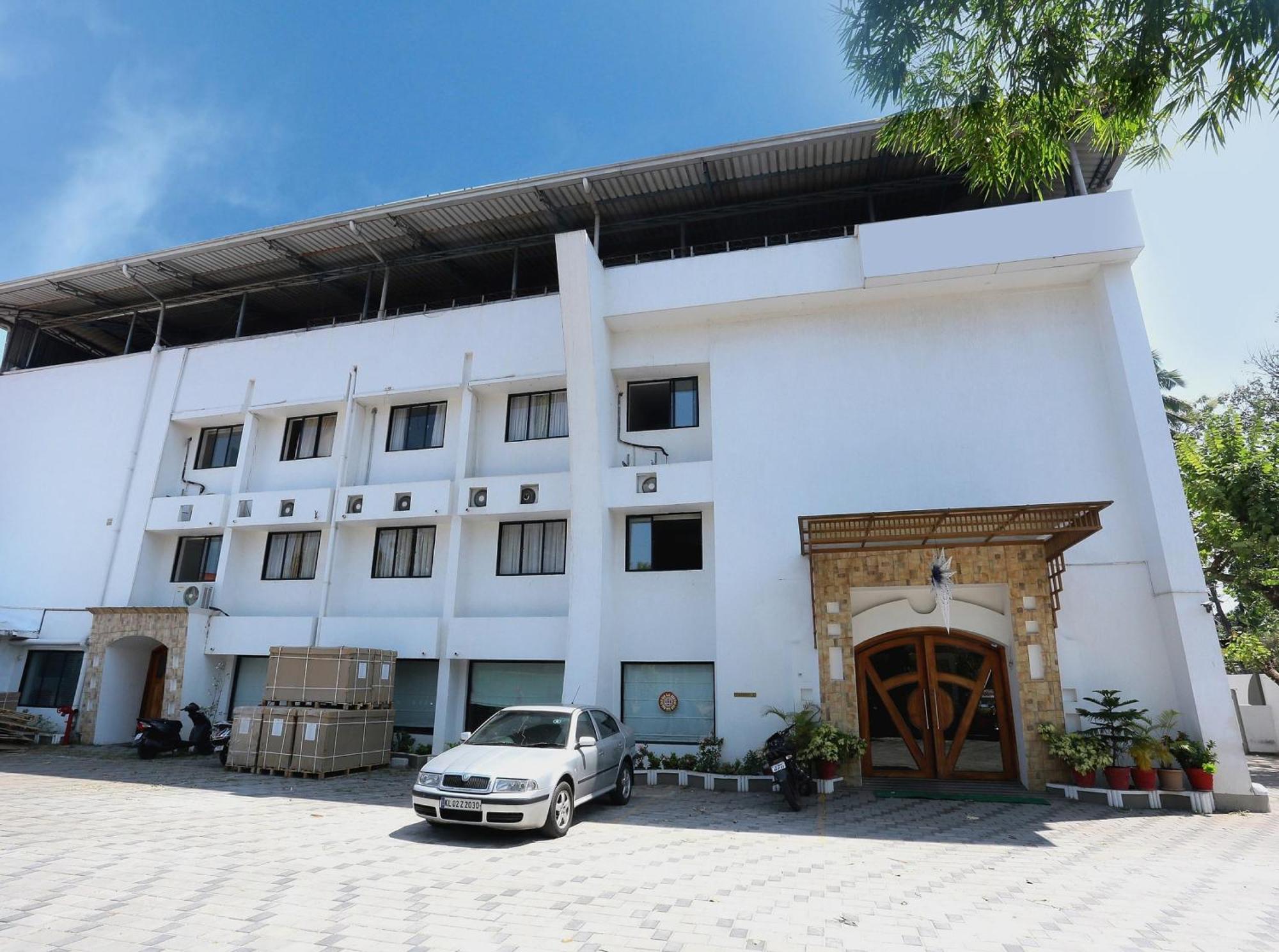 Hotel Super Townhouse Dona Castle à Kollam Extérieur photo